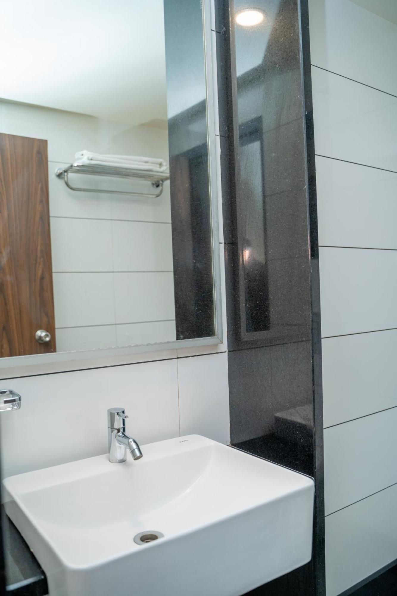 Hotel Dreamland Pune Bagian luar foto